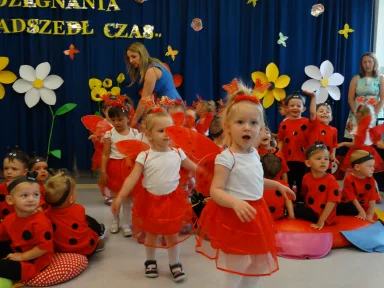 POŻEGNANIE DZIECI Z GRUPY III i II.. Zdjęcie nr 18