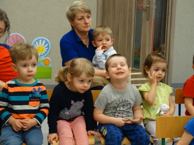 TEATRZYK "CZERWONY KAPTUREK" W ŻŁOBKU. Zdjęcie nr 21