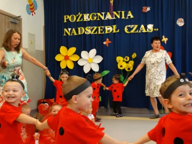 POŻEGNANIE DZIECI Z GRUPY III i II.. Zdjęcie nr 22