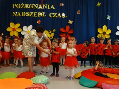 POŻEGNANIE DZIECI Z GRUPY III i II.. Zdjęcie nr 13