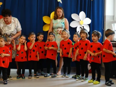 POŻEGNANIE DZIECI Z GRUPY III i II.. Zdjęcie nr 29