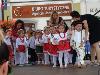 750 - LECIE ŻYWCA - WYSTĘP DZIECI NA RYNKU 18.06.2018 r.. Zdjęcie nr 4