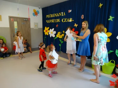 POŻEGNANIE DZIECI Z GRUPY III i II.. Zdjęcie nr 52