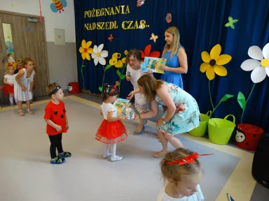 POŻEGNANIE DZIECI Z GRUPY III i II.. Zdjęcie nr 51