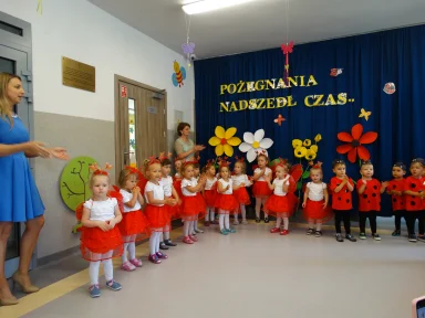 POŻEGNANIE DZIECI Z GRUPY III i II.. Zdjęcie nr 34
