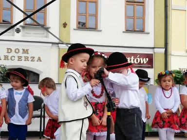 750 - LECIE ŻYWCA - WYSTĘP DZIECI NA RYNKU 18.06.2018 r.. Zdjęcie nr 18