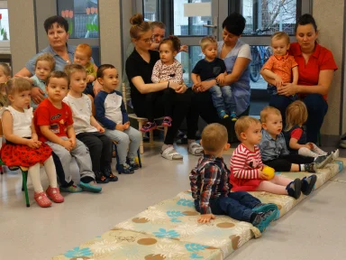 TEATRZYK "CZERWONY KAPTUREK" W ŻŁOBKU. Zdjęcie nr 2