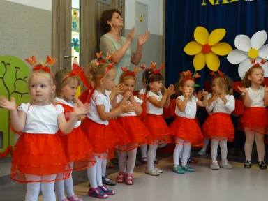 POŻEGNANIE DZIECI Z GRUPY III i II.. Zdjęcie nr 31