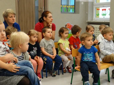 TEATRZYK "CZERWONY KAPTUREK" W ŻŁOBKU. Zdjęcie nr 16