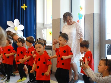 POŻEGNANIE DZIECI Z GRUPY III i II.. Zdjęcie nr 32