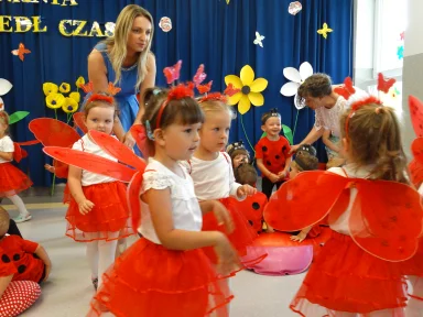 POŻEGNANIE DZIECI Z GRUPY III i II.. Zdjęcie nr 19