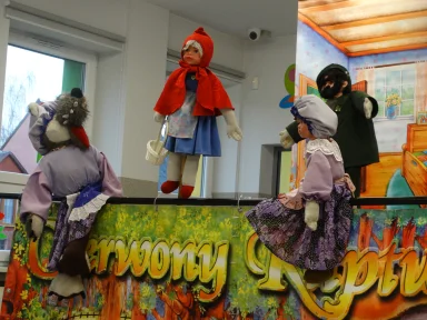 TEATRZYK "CZERWONY KAPTUREK" W ŻŁOBKU. Zdjęcie nr 4