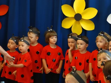 POŻEGNANIE DZIECI Z GRUPY III i II.. Zdjęcie nr 10