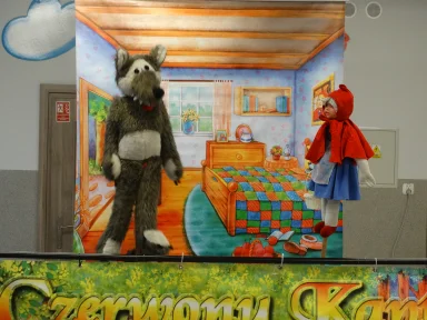 TEATRZYK "CZERWONY KAPTUREK" W ŻŁOBKU. Zdjęcie nr 1