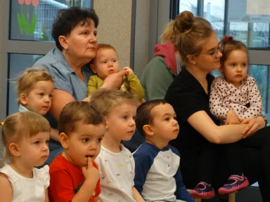 TEATRZYK "CZERWONY KAPTUREK" W ŻŁOBKU. Zdjęcie nr 13