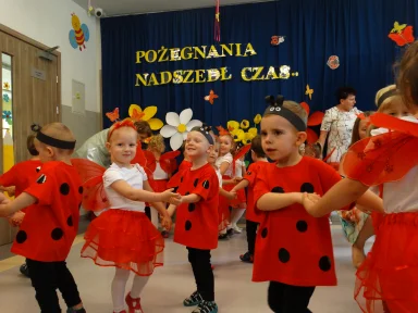 POŻEGNANIE DZIECI Z GRUPY III i II.. Zdjęcie nr 23