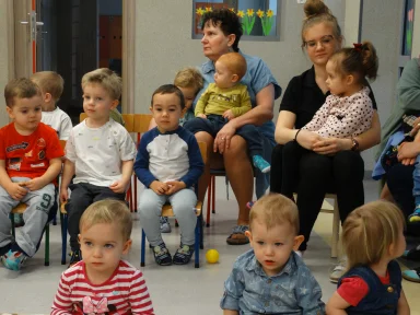 TEATRZYK "CZERWONY KAPTUREK" W ŻŁOBKU. Zdjęcie nr 7