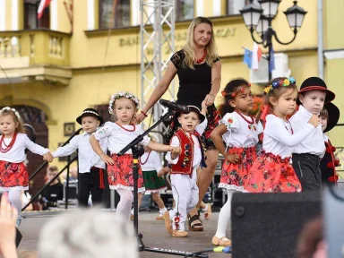 750 - LECIE ŻYWCA - WYSTĘP DZIECI NA RYNKU 18.06.2018 r.. Zdjęcie nr 8