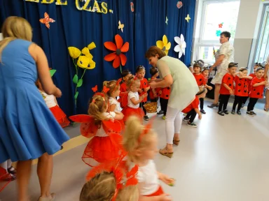 POŻEGNANIE DZIECI Z GRUPY III i II.. Zdjęcie nr 45