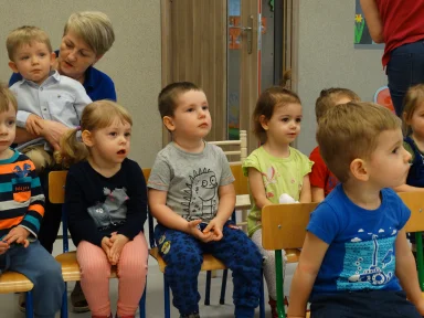 TEATRZYK "CZERWONY KAPTUREK" W ŻŁOBKU. Zdjęcie nr 17