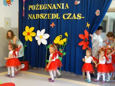 POŻEGNANIE DZIECI Z GRUPY III i II.. Zdjęcie nr 5