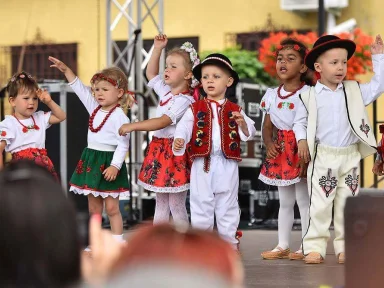 750 - LECIE ŻYWCA - WYSTĘP DZIECI NA RYNKU 18.06.2018 r.. Zdjęcie nr 10