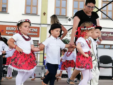 750 - LECIE ŻYWCA - WYSTĘP DZIECI NA RYNKU 18.06.2018 r.. Zdjęcie nr 19