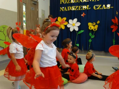 POŻEGNANIE DZIECI Z GRUPY III i II.. Zdjęcie nr 15