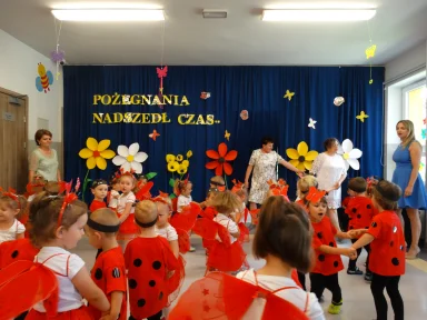 POŻEGNANIE DZIECI Z GRUPY III i II.. Zdjęcie nr 25