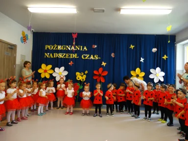 POŻEGNANIE DZIECI Z GRUPY III i II.. Zdjęcie nr 33