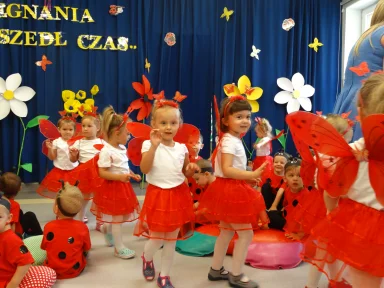 POŻEGNANIE DZIECI Z GRUPY III i II.. Zdjęcie nr 20