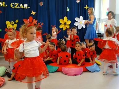 POŻEGNANIE DZIECI Z GRUPY III i II.. Zdjęcie nr 17
