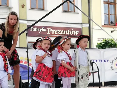 750 - LECIE ŻYWCA - WYSTĘP DZIECI NA RYNKU 18.06.2018 r.. Zdjęcie nr 21