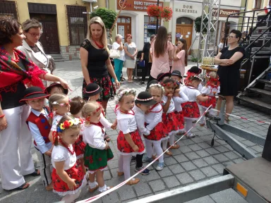 750 - LECIE ŻYWCA - WYSTĘP DZIECI NA RYNKU 18.06.2018 r.. Zdjęcie nr 1