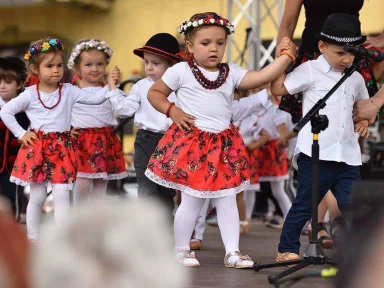 750 - LECIE ŻYWCA - WYSTĘP DZIECI NA RYNKU 18.06.2018 r.. Zdjęcie nr 7