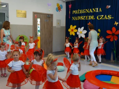POŻEGNANIE DZIECI Z GRUPY III i II.. Zdjęcie nr 6