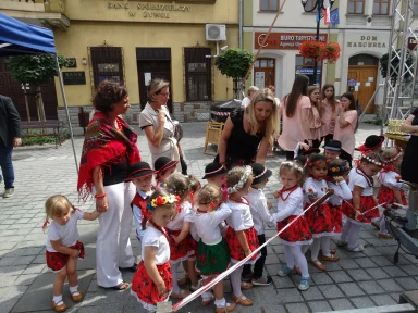 750 - LECIE ŻYWCA - WYSTĘP DZIECI NA RYNKU 18.06.2018 r.. Zdjęcie nr 2